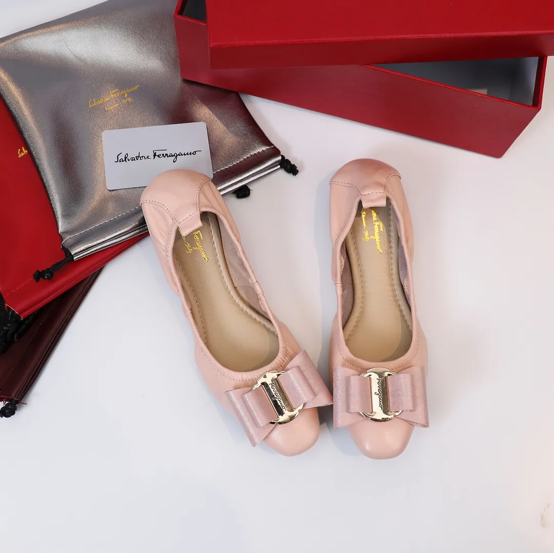 👟👟Ex-factory price 360👟👟 Early spring new style Salvatore Ferragamo hot style small square toe egg roll shoes [wit] 5mm high elastic latex, so soft you want to cry❗️The toe is equipped with Ferragamo's signature hardware butterfly🦋 buckle. Newly opened mold and upgraded outsole, 1cm heel is comfortable and not tiring. Upper: mixed sheepskin Inner pads: light goatskin (non-fading) Color: black, white, gun, red, burgundy, blue, pink Code number: 34-41